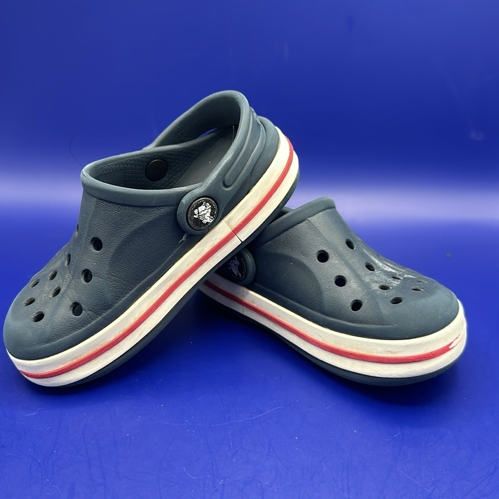 Crocs Slip Resistant Clogs Shoes Blue/White w/Red Stripe Youth Size 9 - Picture 2 of 9
